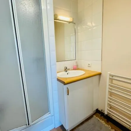 Spacious Cocoon With Pool In Apartmán