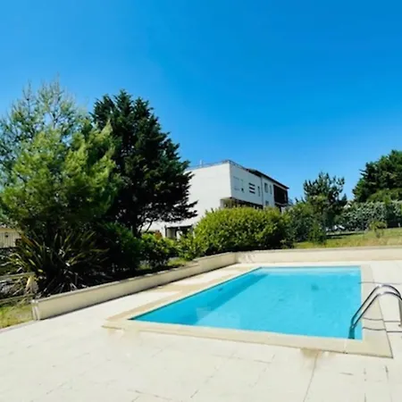 Spacious Cocoon With Pool In Apartmán