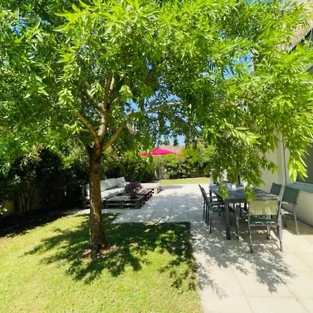 Spacious Cocoon With Pool In Apartmán